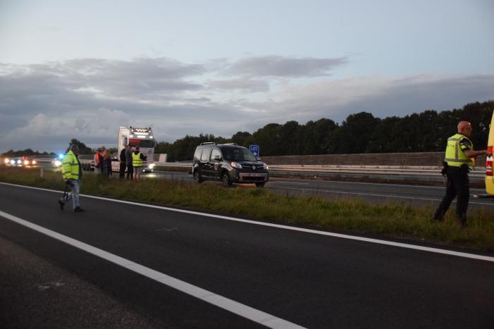 Twee auto's botsen op snelweg