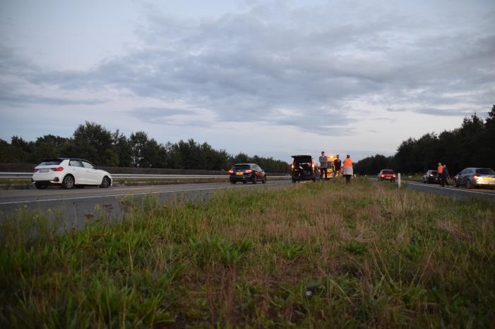 Twee auto's botsen op snelweg
