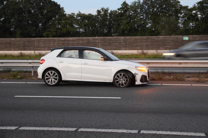Twee auto's botsen op snelweg