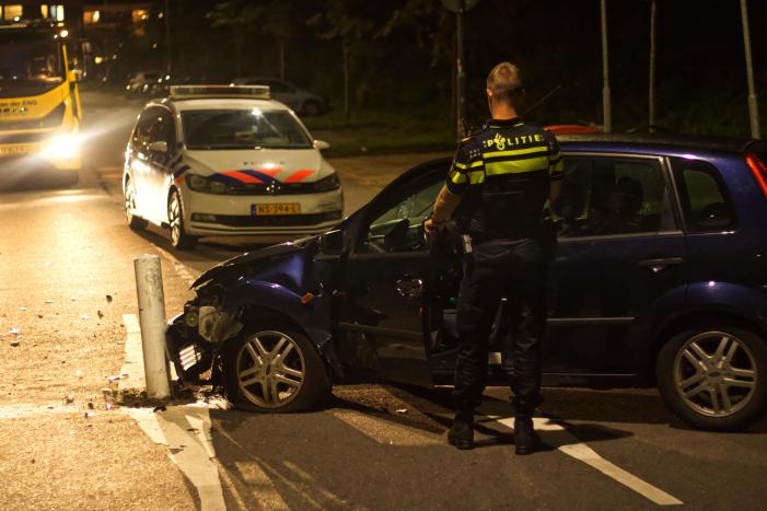 Auto rijdt tegen paal en voetganger