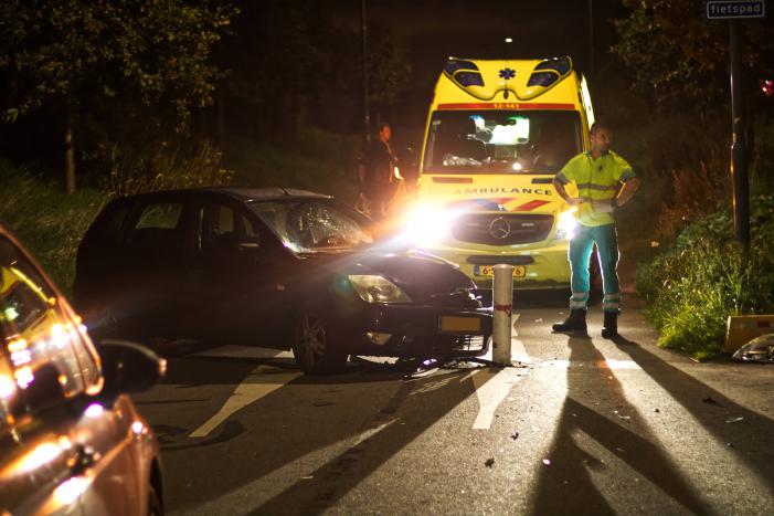 Auto rijdt tegen paal en voetganger