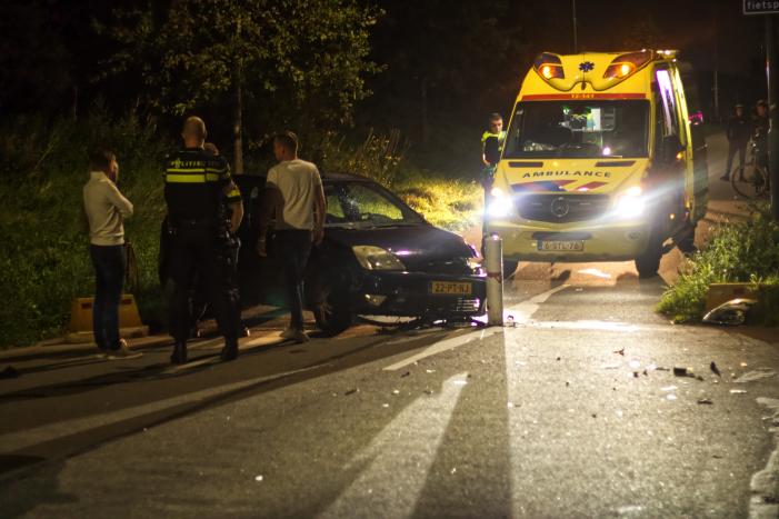 Auto rijdt tegen paal en voetganger