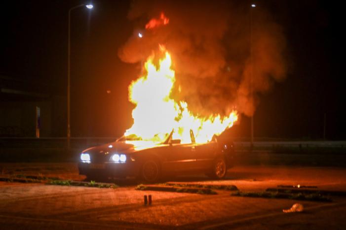 Auto totaal verwoest door brand