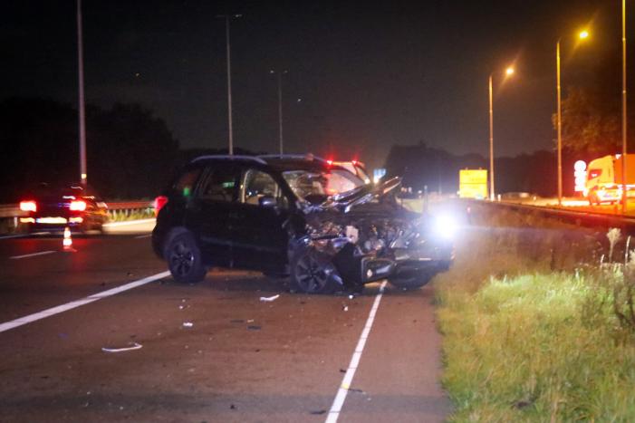 Forse schade na botsing tussen auto en vrachtwagen