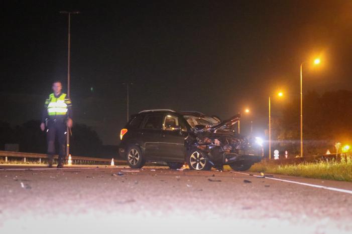 Forse schade na botsing tussen auto en vrachtwagen