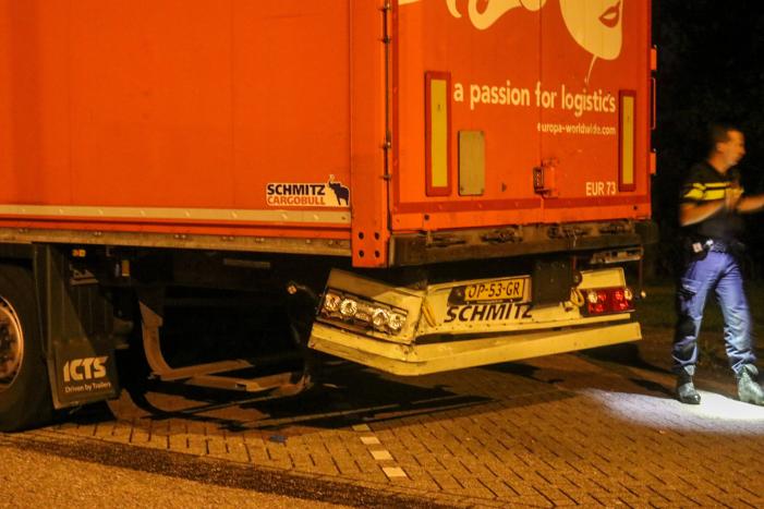 Forse schade na botsing tussen auto en vrachtwagen