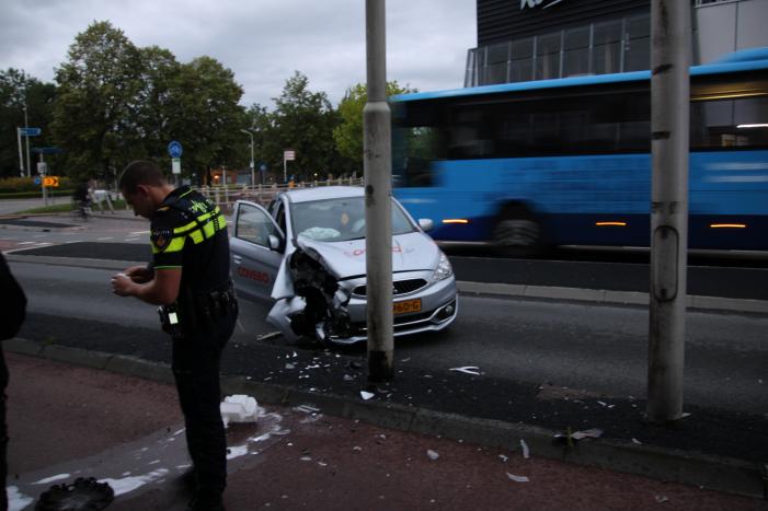 Auto in de kreukels na botsing met paal