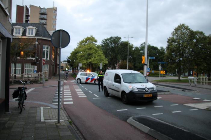 Auto in de kreukels na botsing met paal