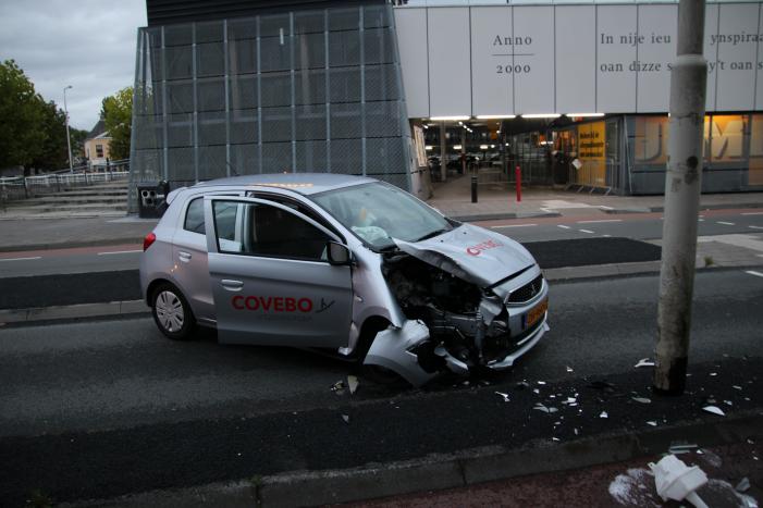 Auto in de kreukels na botsing met paal