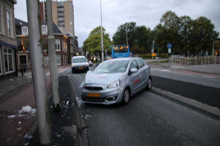 Auto in de kreukels na botsing met paal