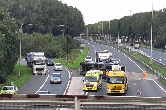 Vrachtwagen gekanteld op de snelweg