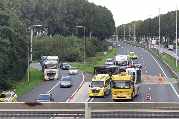 Vrachtwagen gekanteld op de snelweg
