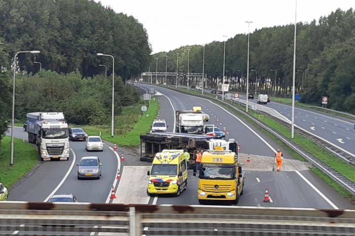 Vrachtwagen gekanteld op de snelweg