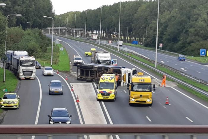Vrachtwagen gekanteld op de snelweg
