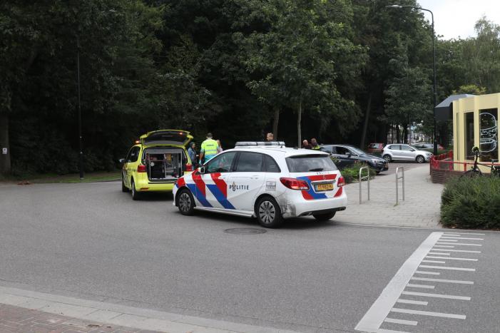 Vrouw op leeftijd valt uit scootmobiel