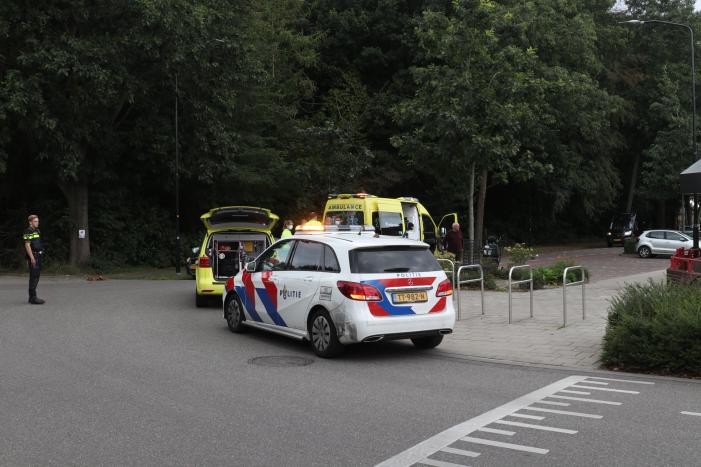 Vrouw op leeftijd valt uit scootmobiel