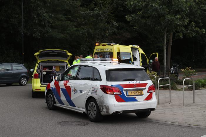 Vrouw op leeftijd valt uit scootmobiel