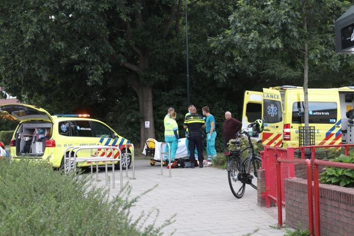 Vrouw op leeftijd valt uit scootmobiel