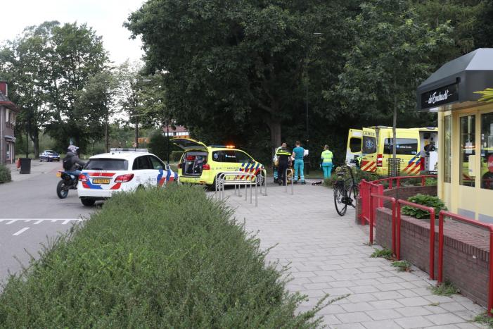 Vrouw op leeftijd valt uit scootmobiel