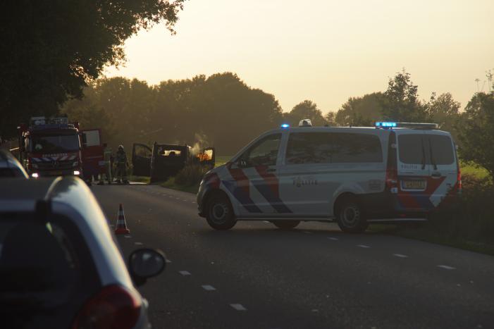 Bestelbus gaat in vlammen op