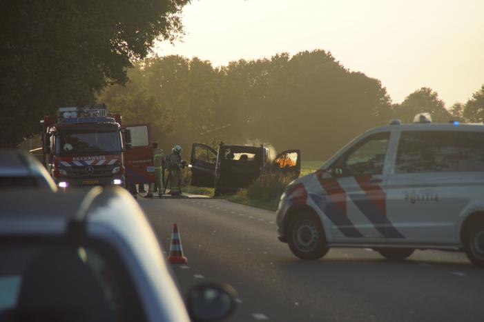 Bestelbus gaat in vlammen op