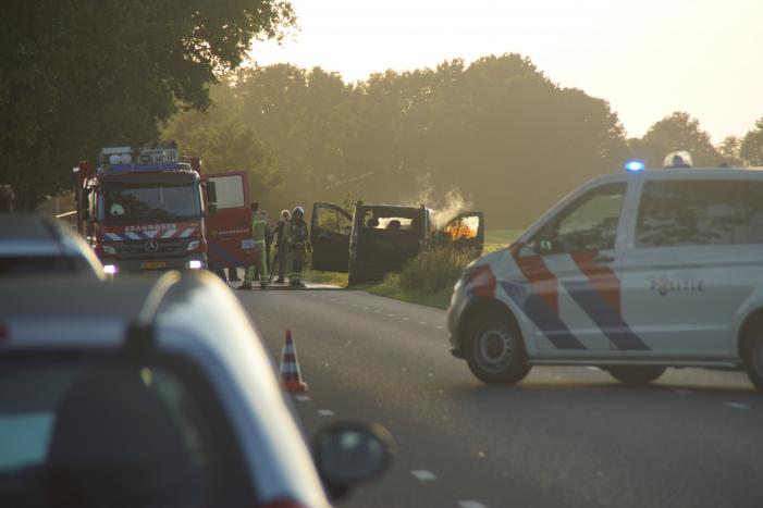 Bestelbus gaat in vlammen op