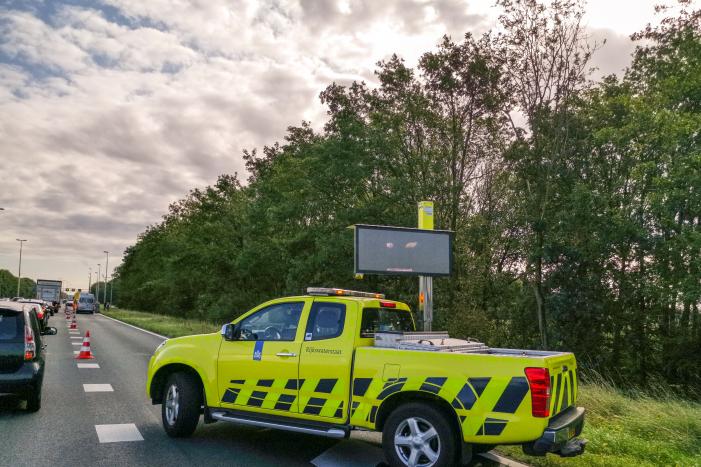 Vrachtwagen met zand gekanteld