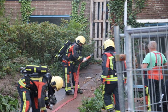 Brandweer oefent middelbrand met slachtoffers in slooppand