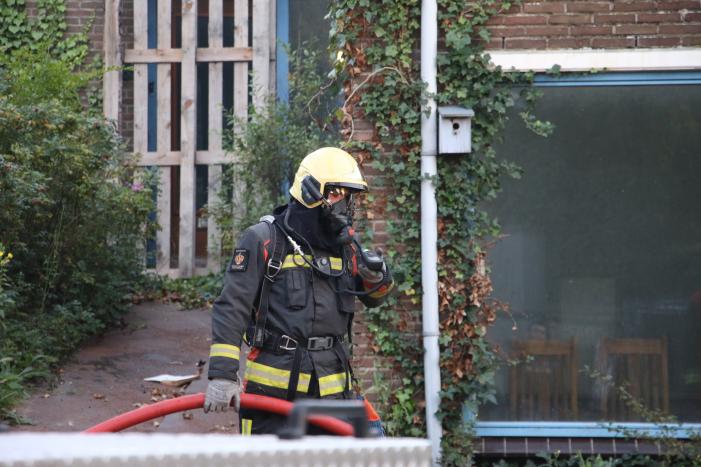 Brandweer oefent middelbrand met slachtoffers in slooppand