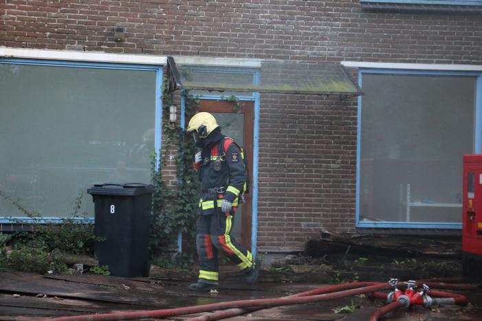 Brandweer oefent middelbrand met slachtoffers in slooppand