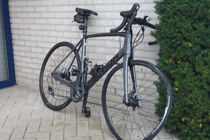 Racefietser aangereden door auto