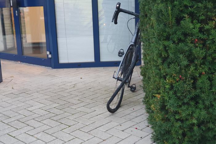 Racefietser aangereden door auto