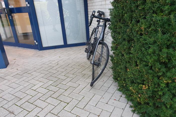 Racefietser aangereden door auto