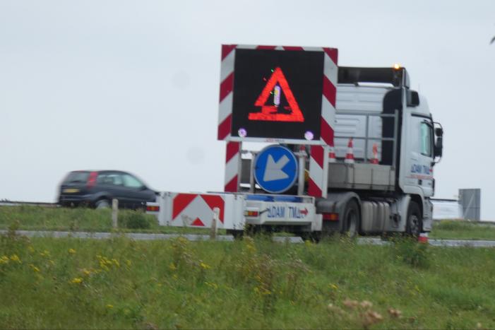 Verkeersbegeleiding bus raakt van de snelweg en belandt in greppel