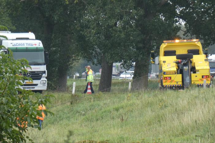 Verkeersbegeleiding bus raakt van de snelweg en belandt in greppel