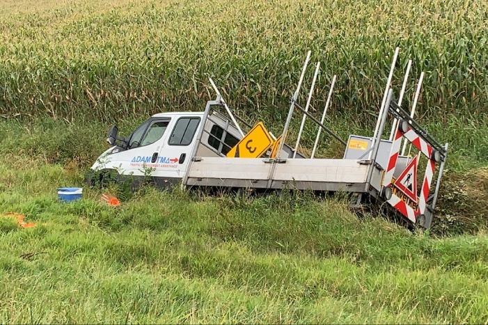 Verkeersbegeleiding bus raakt van de snelweg en belandt in greppel