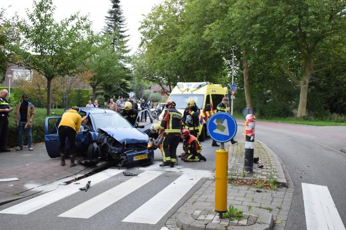 Personenauto vliegt uit de bocht
