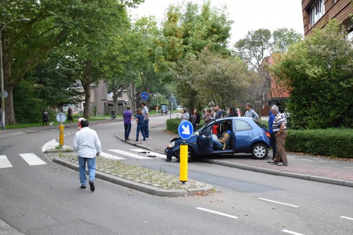 Personenauto vliegt uit de bocht
