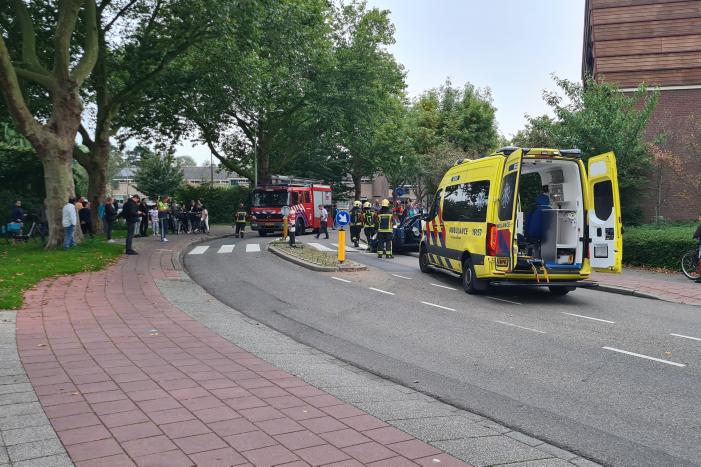 Personenauto vliegt uit de bocht
