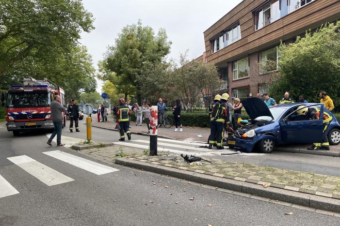 Personenauto vliegt uit de bocht