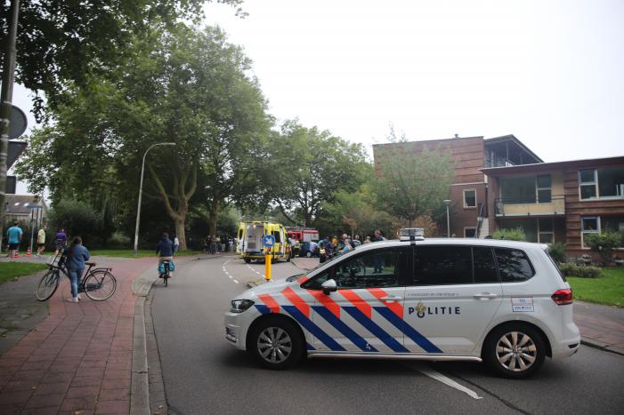 Personenauto vliegt uit de bocht