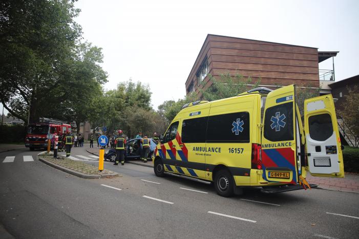 Personenauto vliegt uit de bocht