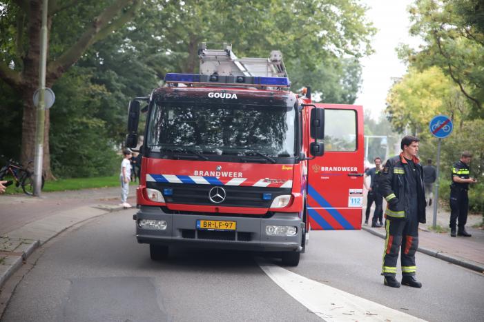 Personenauto vliegt uit de bocht