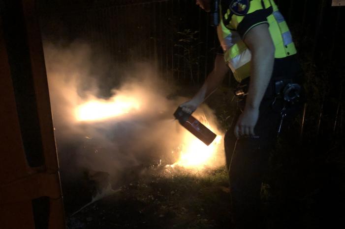 #Leeuwarden Politie doet poging brand te blussen Cambuursterpad Leeuwarden.