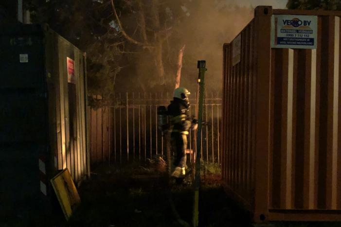 Politie doet poging brand te blussen