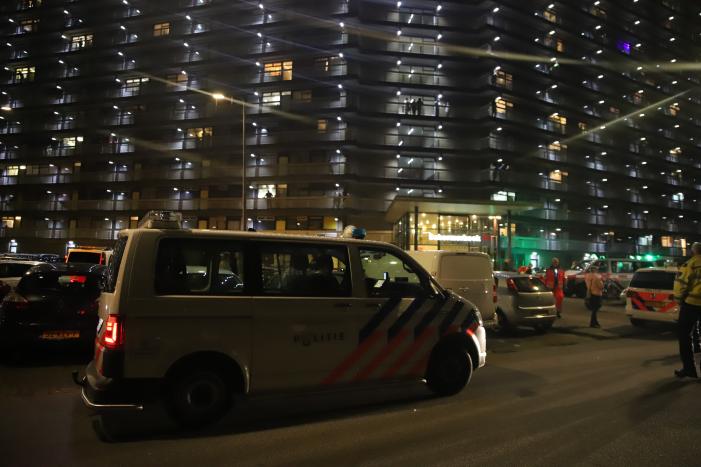 Man zwaargewond bij steekpartij in flatwoning