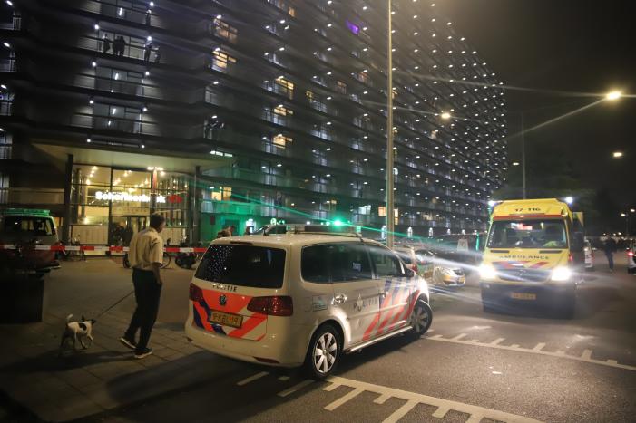 Man zwaargewond bij steekpartij in flatwoning
