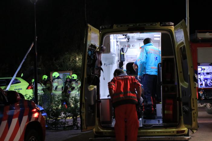 Ambulance crasht tegen slagboom