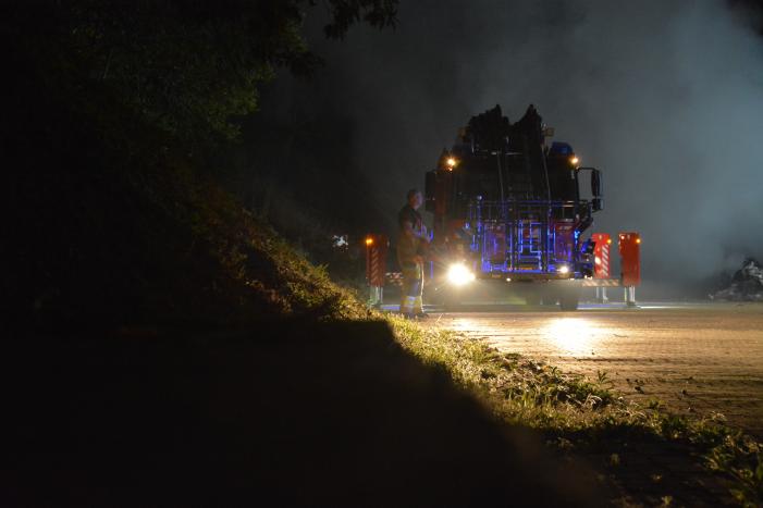 Veel rookontwikkeling door brandende afvalberg