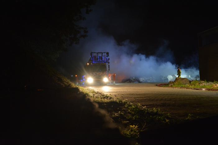 Veel rookontwikkeling door brandende afvalberg